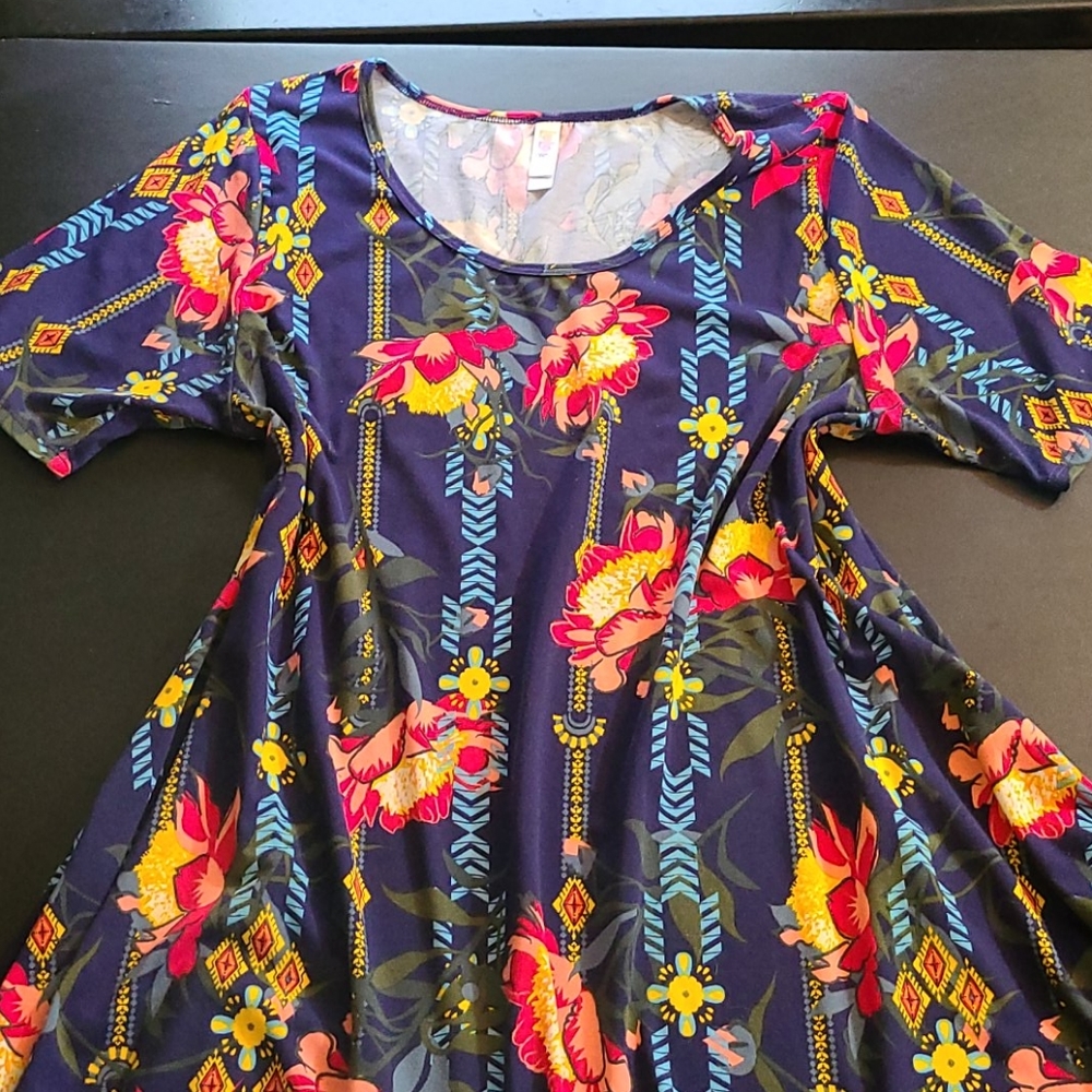 Size Large LuLaRoe Perfect T